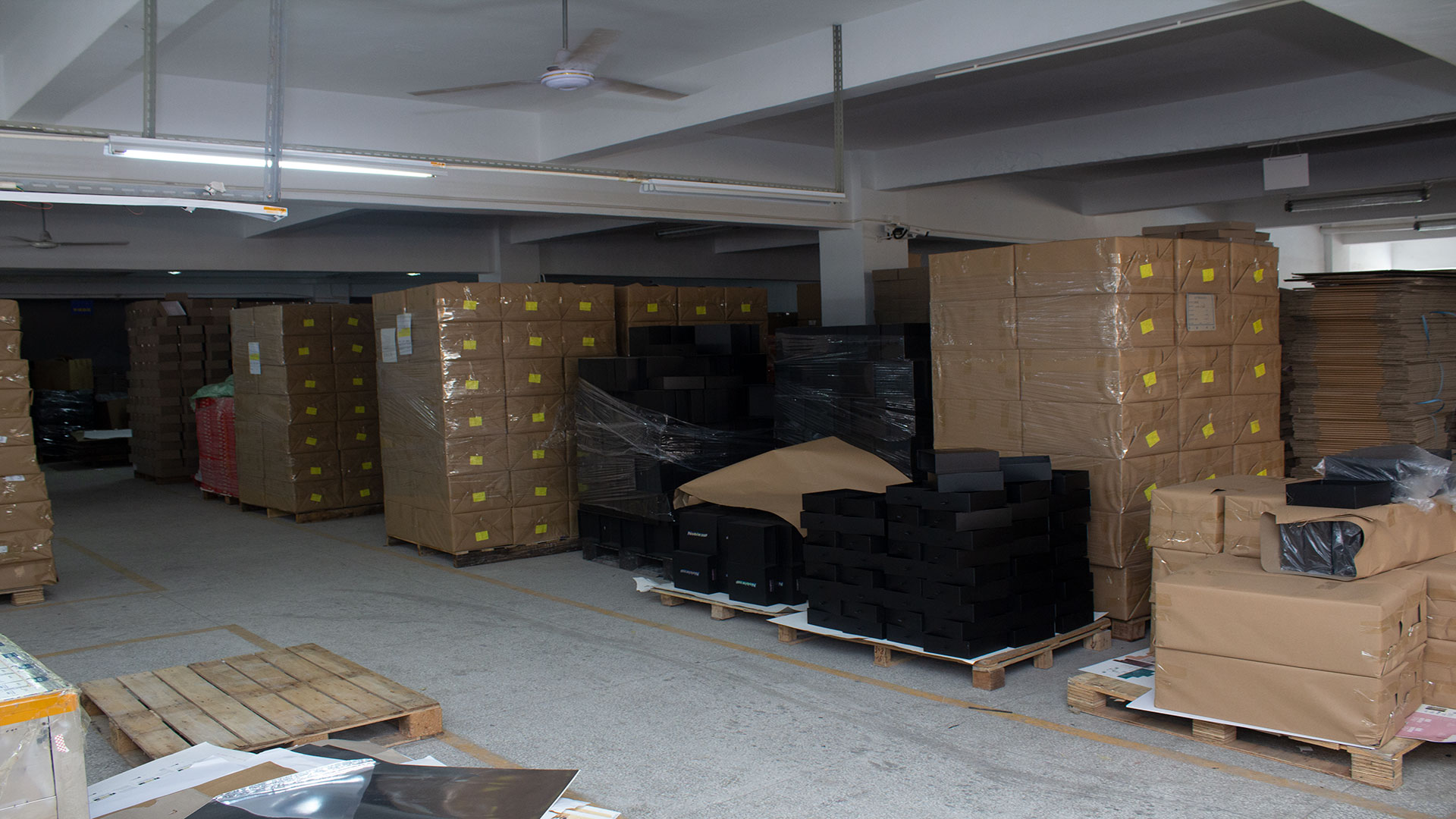 Custom corrugated shipping boxes for product protection and transportation